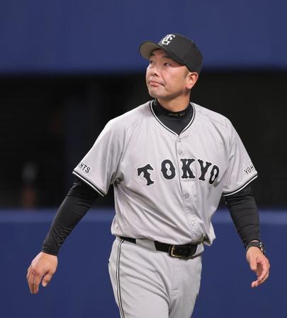 　８回、投手交代を告げた阿部監督（撮影・西岡正）