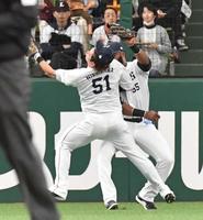 　３回、福田の左中間への打球で西川（左）とコルデロが交錯（撮影・佐々木彰尚）
