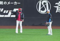 　森本外野守備走塁コーチ（右）と話し込む新庄監督（撮影・中島達哉）