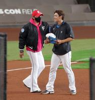 　野村（右）に声を掛ける新庄監督（撮影・中島達哉）