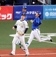 　１回、度会を一塁ゴロに打ち取る西勇（撮影・山口登）