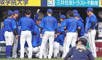 　試合前の円陣で声出しをする度会（撮影・中田匡峻）