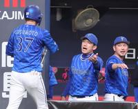 　６回、逆転２点適時打を放った楠本（３７）を迎える三浦監督（中央）＝撮影・中田匡峻