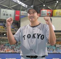 　今季初勝利で笑顔を浮かべてガッツポーズの菅野（撮影・西岡正）