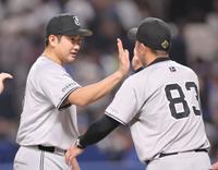 　今季初勝利で阿部監督（右）に祝福される菅野（撮影・西岡正）