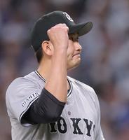 　５回、木下を併殺打に打ち取り、ガッツポーズの菅野（撮影・西岡正）
