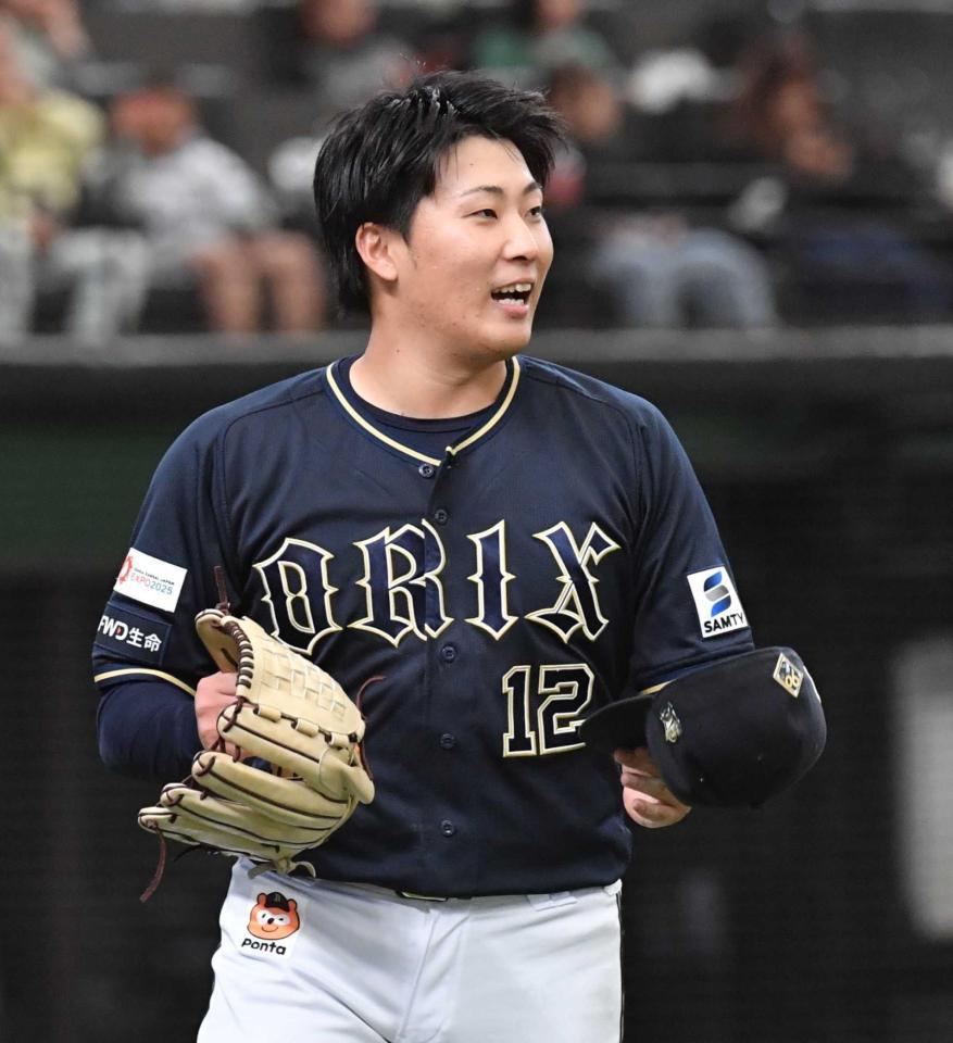 　５回終了時、笑顔を見せる東（撮影・佐々木彰尚）