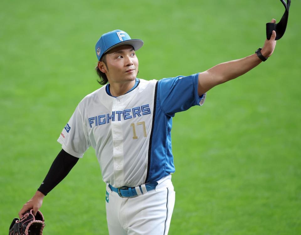 　スタンドのファンに手を振る伊藤（撮影・中島達哉）