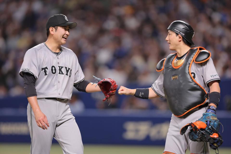 　１回、無失点に抑え、笑顔で小林（右）とタッチを交わす菅野（撮影・西岡正）