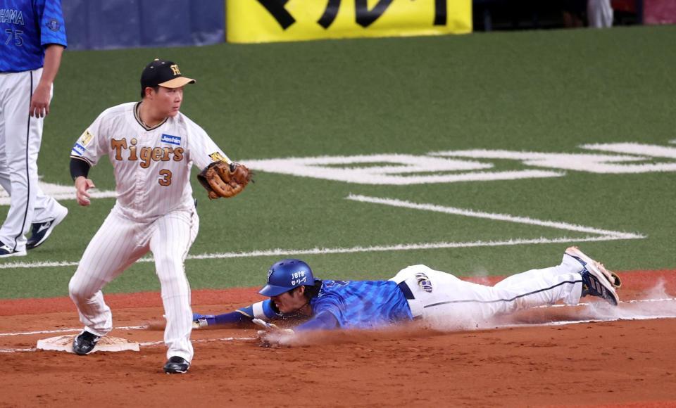 　８回、度会は二塁ゴロに倒れる（野手・大山）＝撮影・山口登