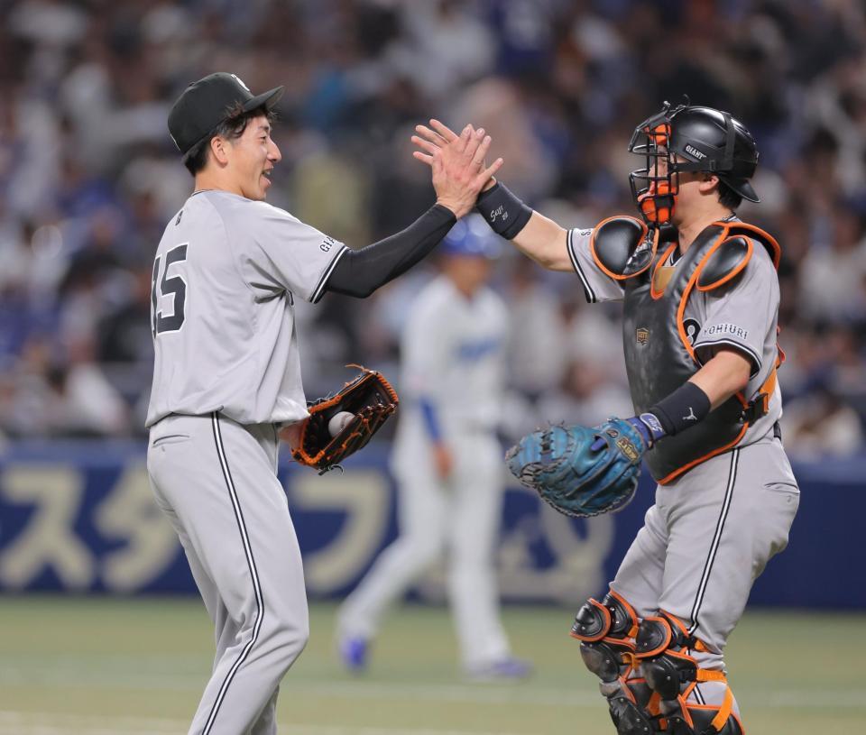 　今季初セーブで小林（右）と喜び合う大勢（撮影・西岡正）