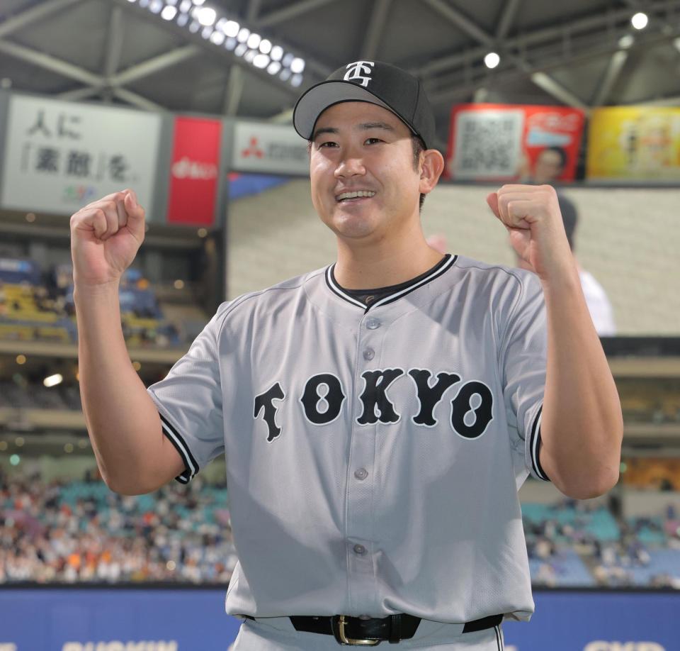 　今季初勝利で笑顔を浮かべてガッツポーズの菅野（撮影・西岡正）