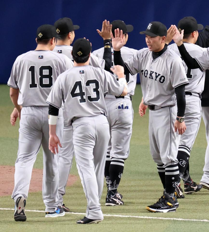 　中日に勝ち、菅野（左端）らナインとタッチを交わす阿部監督