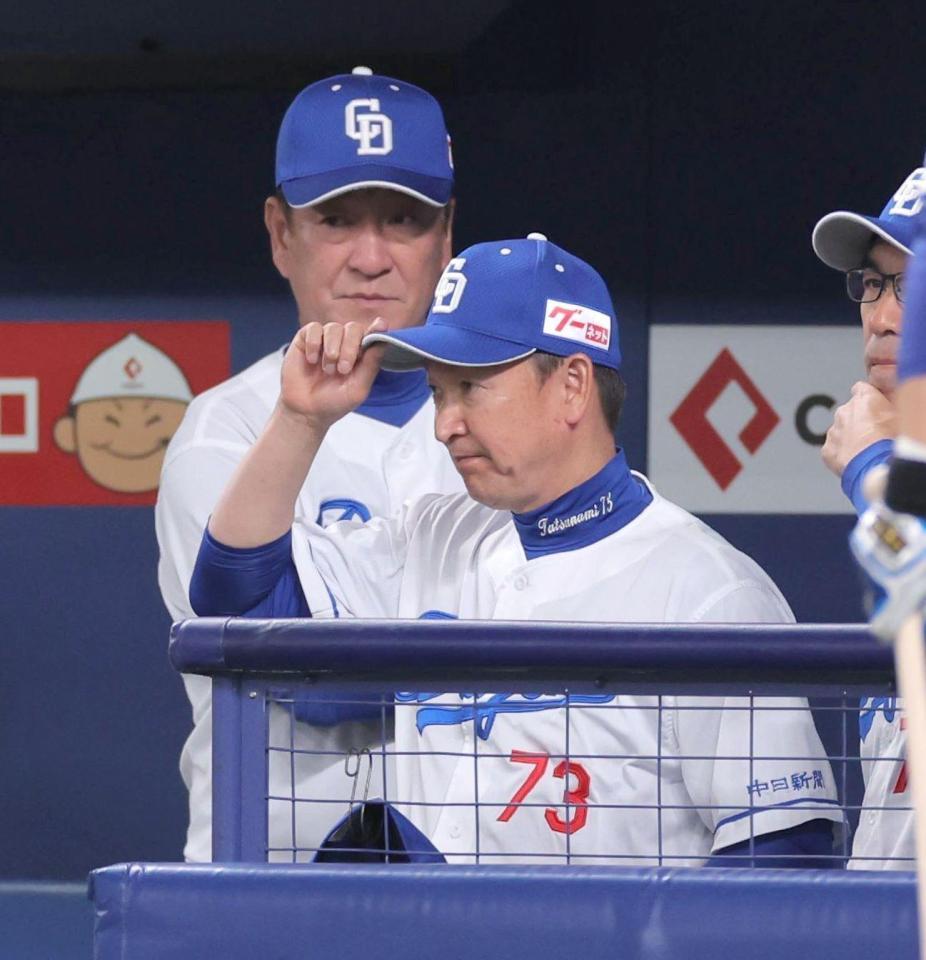 　６回、リクエストに失敗し、ベンチで厳しい表情の立浪監督（撮影・西岡正）