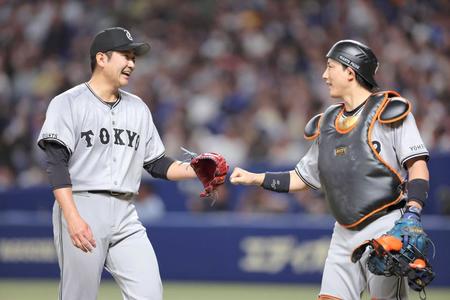 　１回、笑顔で小林（右）とタッチを交わす菅野（撮影・西岡正）