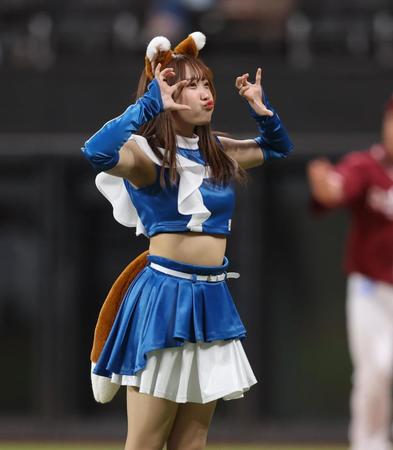 　きつねダンスを踊るファイターズガール（撮影・中島達哉）＝３日