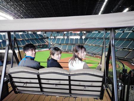 エスコンフィールドに設置された１２球団初のブランコ付きシート「スイングボックス」