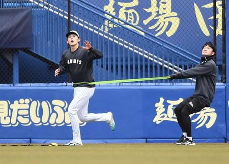 あわや直撃！試合前の練習中、飛んできたフリー打撃の打球に思わず素手を出す佐々木（撮影・開出牧）