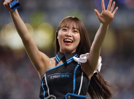 ファイターズカウベルを手に登場したファイターズガールの竹市琴美さん（撮影・中島達哉）