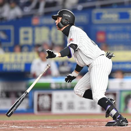 ４回、先制の左越え適時二塁打を放つ岡（撮影・開出牧）