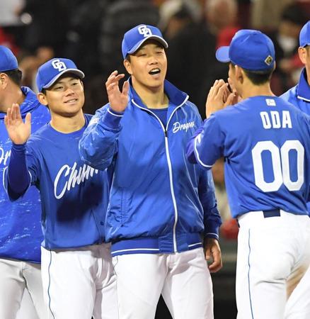 今季初勝利を手にし、ナインとタッチを交わす柳（撮影・市尻達拡）