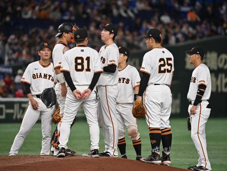 ７回、関根に勝ち越し打を許し、マウンドに集まる戸郷（中央）ら巨人ナイン