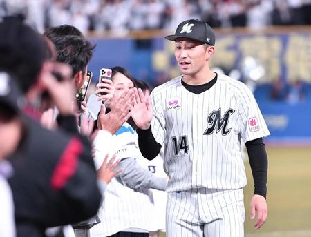 完封で今季発勝利を挙げファンとタッチを交わす小島（撮影・開出牧）