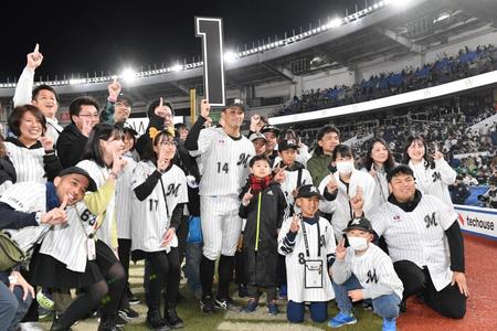 完封で今季初勝利を挙げた小島（中央）はファンに囲まれ会心の笑みを浮かべる（撮影・開出牧）