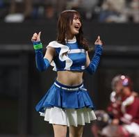 　ダンスを披露するファイターズガール（撮影・中島達哉）＝２日