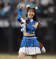 　きつねダンスを踊るファイターズガール（撮影・中島達哉）＝３日