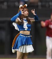 　きつねダンスを踊るファイターズガール（撮影・中島達哉）＝３日