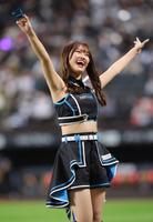 ファイターズカウベルを持って登場したファイターズガールの工藤心優さん（撮影・中島達哉）
