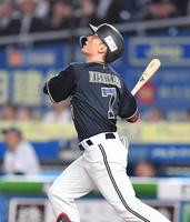 ６回、遊飛に倒れた西川（撮影・開出牧）