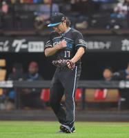 ７回、元山を左飛に抑え、グラブをたたく伊藤（撮影・中島達哉）