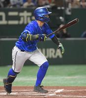 ７回、関根は中前に勝ち越し適時打を放つ（撮影・佐藤厚）