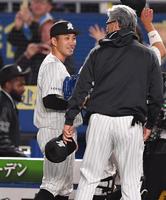 完封で今季発勝利を挙げ、吉井監督（右）から祝福される小島（撮影・開出牧）