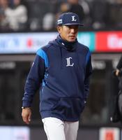 ８回、選手交代を告げる松井監督（撮影・中島達哉）