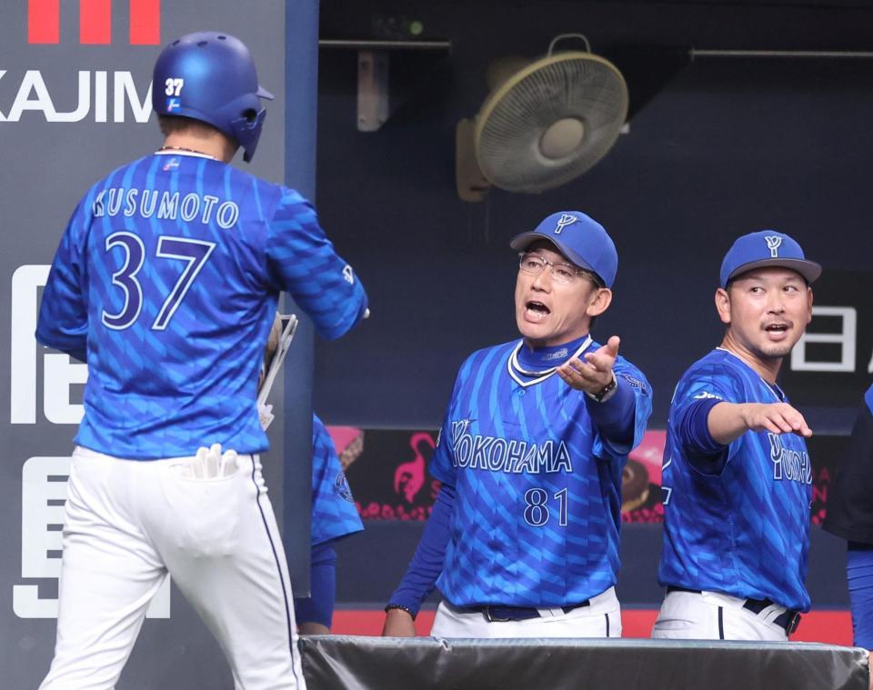 　６回、逆転２点適時打を放った楠本（３７）を迎える三浦監督（中央）＝撮影・中田匡峻