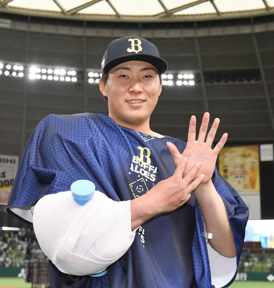 　デビューから先発８連勝の東は笑顔でポーズを決める（撮影・佐々木彰尚）