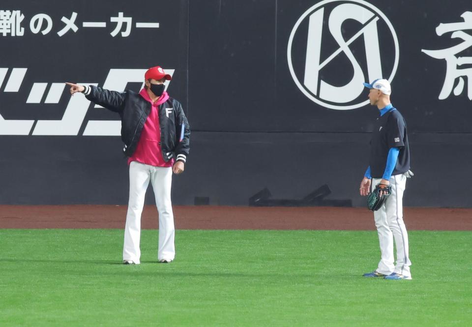 　森本外野守備走塁コーチ（右）と話し込む新庄監督（撮影・中島達哉）