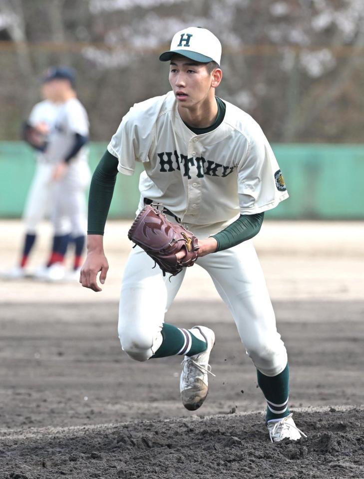 　投内連携で打球を追う報徳学園・今朝丸裕喜（撮影・石井剣太郎）