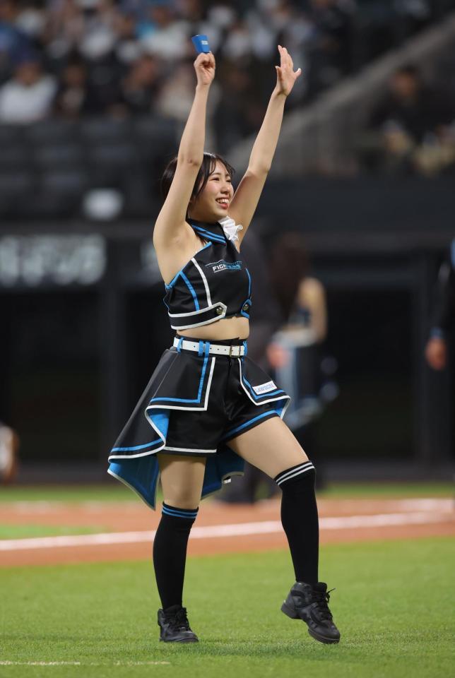 ファイターズカウベルを手に登場したファイターズガールの高野実さん（撮影・中島達哉）