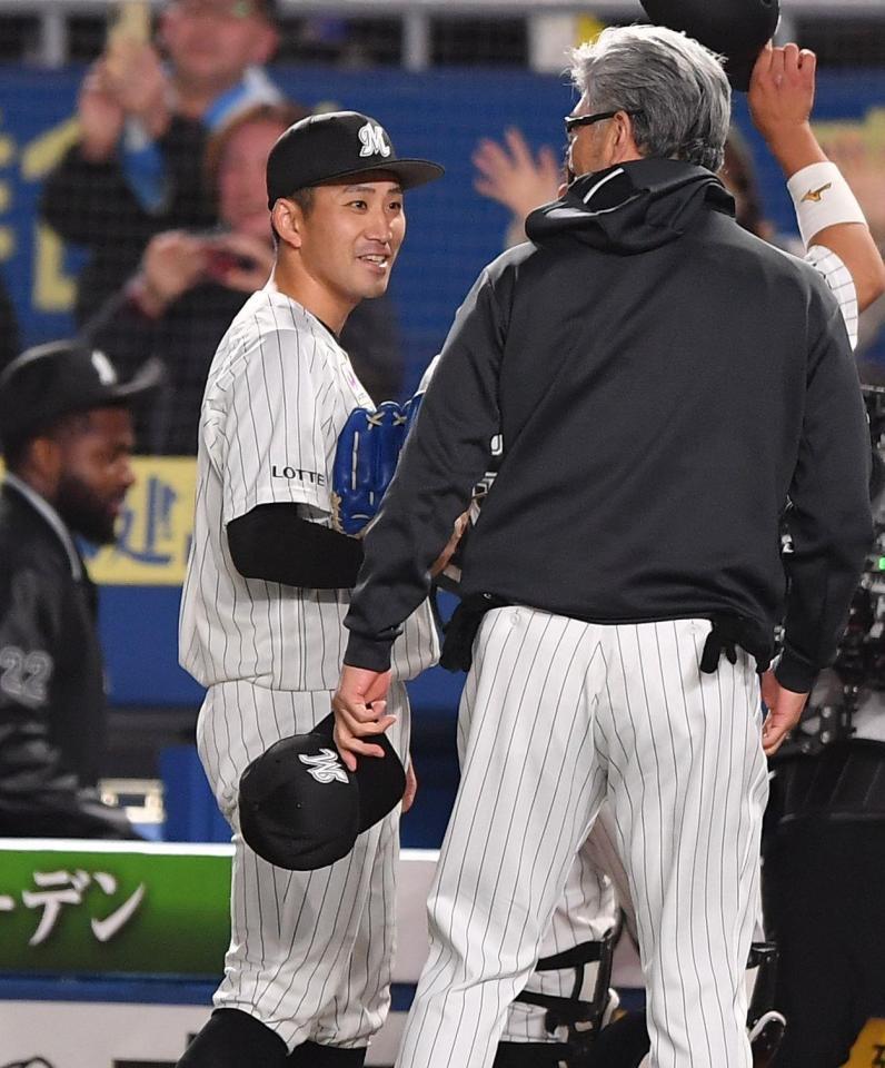 完封で今季発勝利を挙げ、吉井監督（右）から祝福される小島（撮影・開出牧）