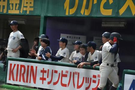 　開幕戦でベンチから声援を送る京大ナイン