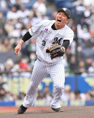 　試合前の一打席対決でぺこぱの松陰寺太勇に打たれた角中（撮影・開出牧）