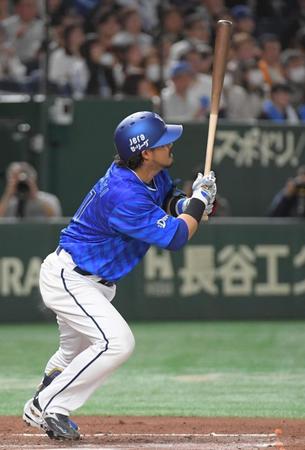 　４回、宮崎は左中間に勝ち越しの２点適時二塁打を放つ（撮影・佐藤厚）