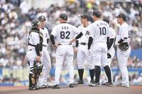 　４回、満塁のピンチを迎え小野コーチ（８２）からアドバイスを受ける種市（左から２人目）＝撮影・開出牧