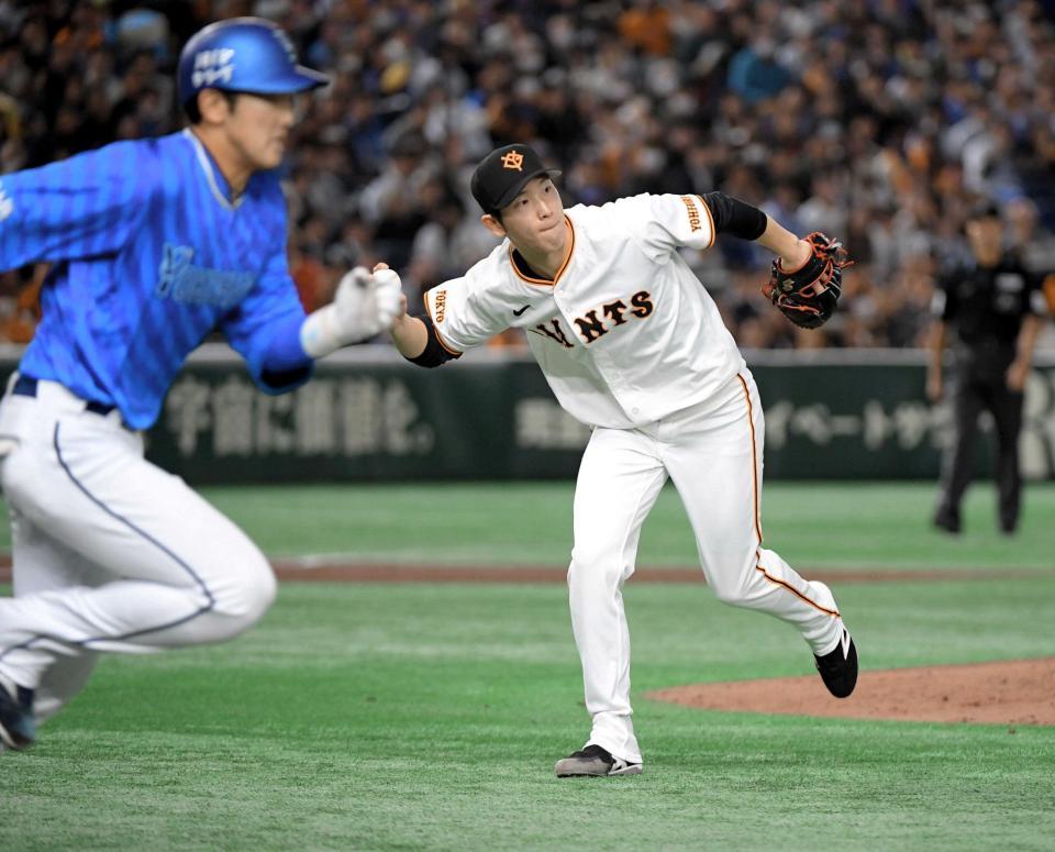 　５回、山本（左）の投ゴロを好捕し一塁へ送球する戸郷（撮影・佐藤厚）