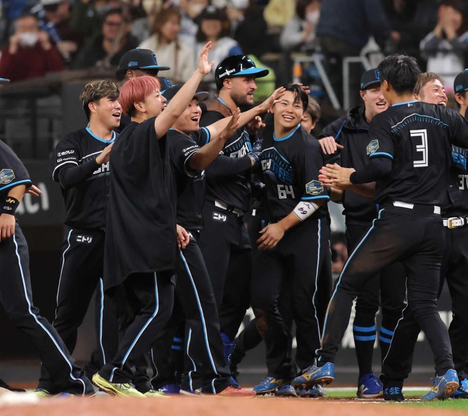 　延長１２回、サヨナラ犠飛を放ち、ナインから手荒く祝福されるマルティネス（中央）＝撮影・中島達哉