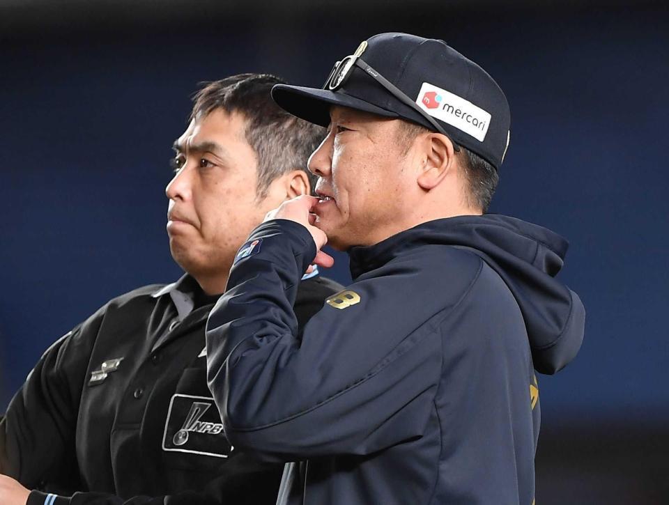 　８回、投手交代を告げる中嶋監督（手前）